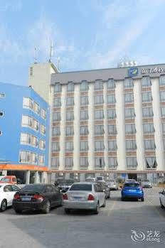 The Seven Hotel Yichang Exterior photo